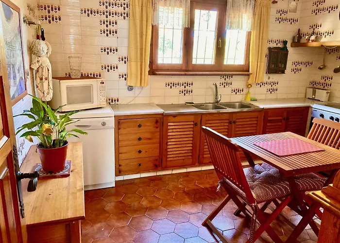 Dom wakacyjny Cala Canyelles Villa & Private Studio With Garden